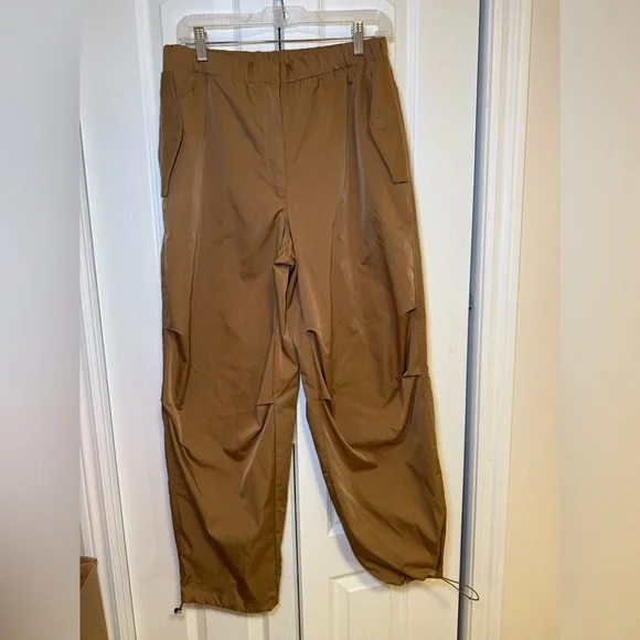 Aritzia - Emerson Pant Slick Matte Twill Mid-rise Parachute Pants - Picture 4 of 14